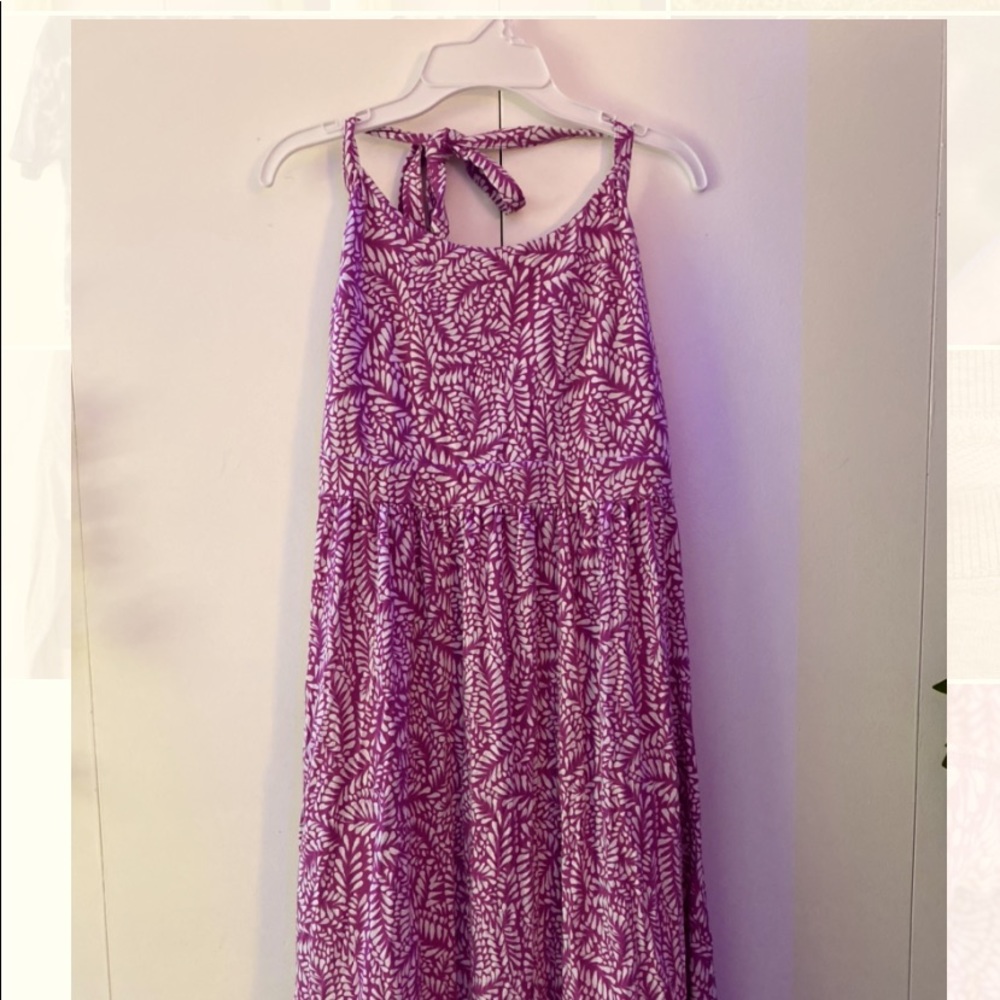 woman's pink flowery dress